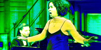 Bild im Playtime Design, Opernsängerin im Vordergrund, Pianistin im Hintergrund 