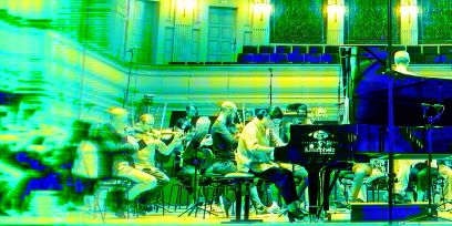 Playtime-Visual: Ein Orchester auf der Bühne in Blau, Gelb und Rottönen