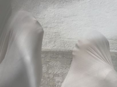 Zwei Personen in Tücher 