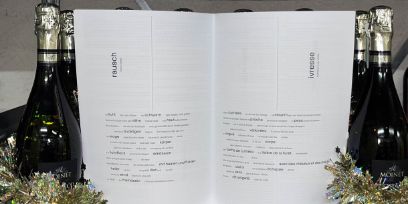 Das aufgeschlagene Heft von «Liesette Littéraire #16» zwischen zwei Proseccoflaschen.