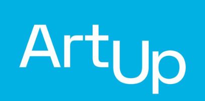 Art Up Logo, weisser Schriftzug auf hellblauem Hintergrund