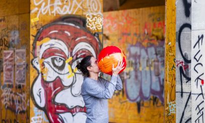 Cathy van Eck mit Ball vor Gesicht