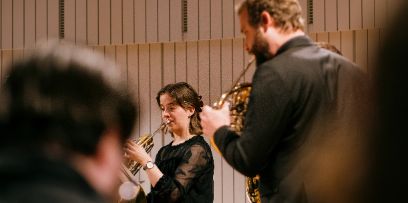 Drei Studierende an Blasinstrumenten