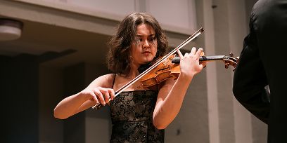 Foto einer Streicherin, von vorne, Zentral 