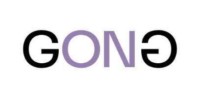 Schriftzug «GONG» auf weissem Hintergrund, das erste «G» ist schwarz, «ON» sind violet, das letzte «G» ist schwarz und steht auf dem Kopf.