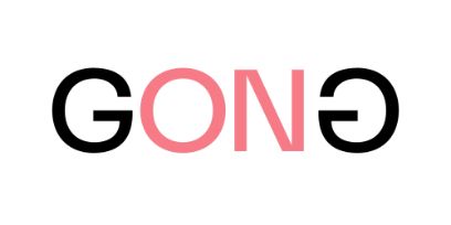 Schriftzug «GONG» auf weissem Hintergrund, das erste «G» ist schwarz, «ON» sind rot, das letzte «G» ist schwarz und steht auf dem Kopf.