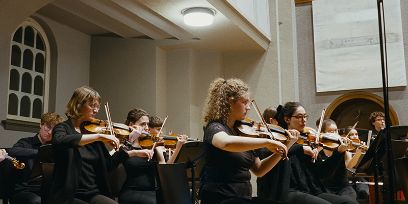 Blick von der Seite auf das HKB Orchester