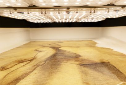 Nahaufnahme eines Lichtbleichgeräts: unten eine Zeichnung auf Papier, oben LED Leuchtmittel.