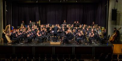 Ansicht auf das gesamte Orchester auf der Bühne