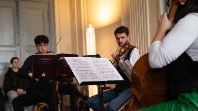 Foto mit dre Musikerinnen an Streichinstrumenten
