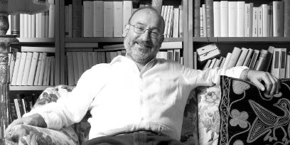 Portrait von Salvatore Sciarrino in s/w vor einem Bücherregal