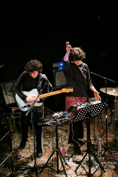 Im Bild eine Person am Gitarre und eine Person mit Mikrofon