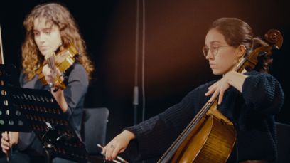 Foto mit zwei Musikerinnen an Streichinstrumenten