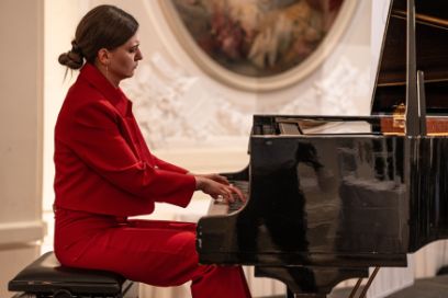 Ekaterina Karpova am Klavier