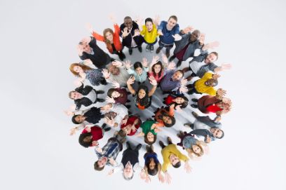 Portrait von begeisterten Menschen im Kreis