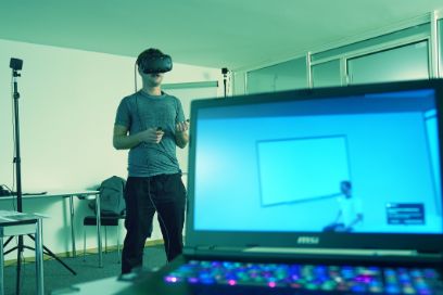 Ein Student übt mit der Virtual-Reality-Technologie.