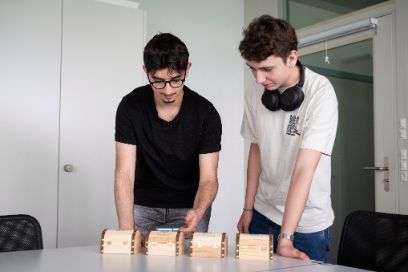 Zwei Studierende beim Treasure Hunt 