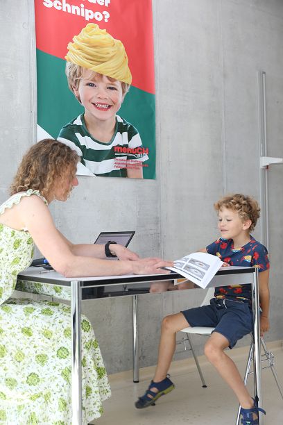 Befragen eines Kindes zum Essverhalten.