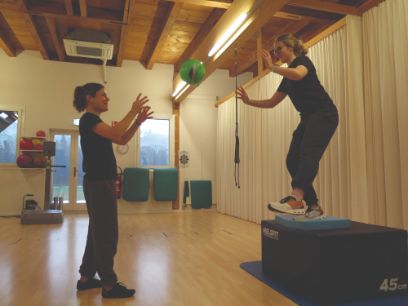 Daniela Nyffenegger (links) bei einer Übung mit Sanne van Schagen, Physiotherapeutin in Ausbildung. / Bild: Remo Reist