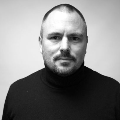 Eine Portraitaufnahme von einem Mann in schwarz-weiss