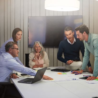 Gemischtes Team am Sitzungstisch