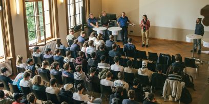Emanuela Chiapparini (2. von rechts) hört den Fragen der Lernenden der Technischen Fachschule Bern zu