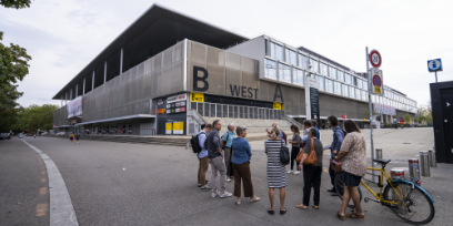 Tobias Baitsch und weitere Personen bei einem Quartierrundgang im Wankdorf