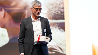 BFH-Rektor Sebastian Wörwag auf der Bühne