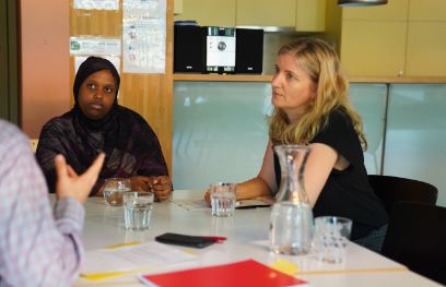 Zentrumsleiterin Stephanie Schär mit Kowsar Abdulkadir