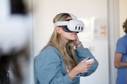 Kursteilnehmende mit VR-Brille