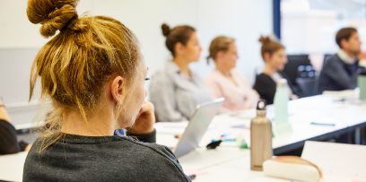 Frau im Gespräch mit anderer Frau