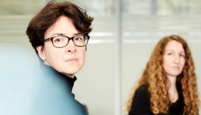 Zwei ernst blickende Kursteilnehmerinnen