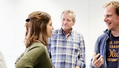Kursteilnehmende im Dialog