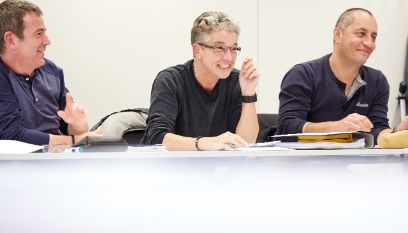 Drei Personen im Beratungsgespräch