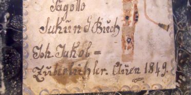 Einband einer Fagottstimme: «Fagotto Sekund Buch Joh. Jakob Zuberbühler. Auen 1849.» Die Zeichnung zeigt möglicherweise eines der zwei erhaltenen Fagotte des Konvoluts